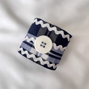 Cufflet waves button
